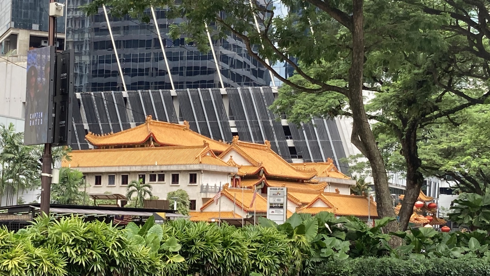 先日、クアラルンプールの都心部にあるお寺をふらりと訪れてみたんですが、 あまりにも雰囲気がおしゃれで、しかも落ち着いていて…まるで別世界に入り込んだような感覚に