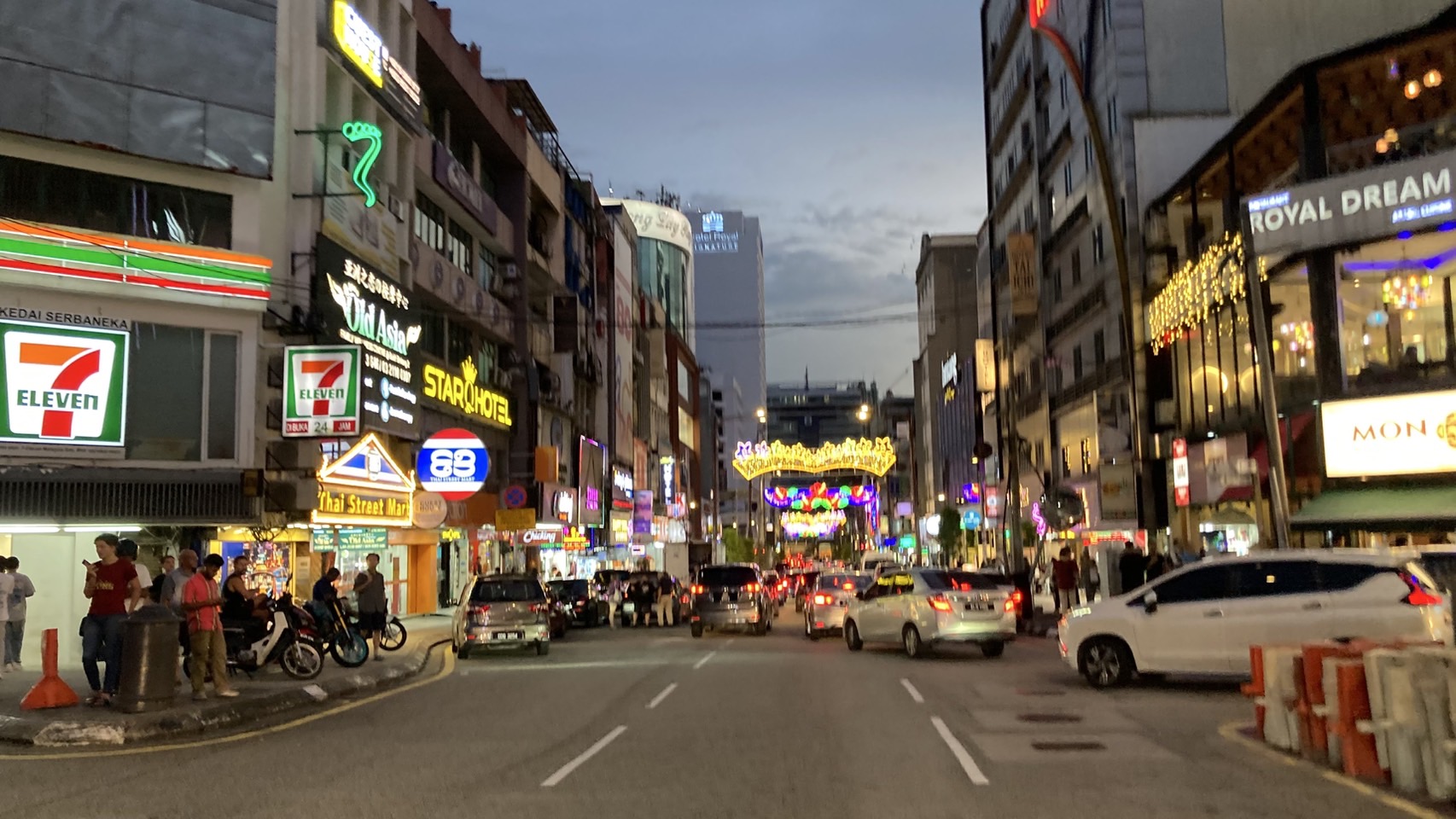 マレーシアの有名なナイトスポット、ジャランアロー（Jalan Alor）に夜ふらっと出かけてみたんですが…… もう、まるで“食のテーマパーク”みたいで大興奮！！