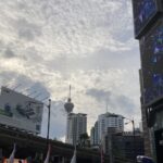 マレーシアに来てすぐの頃、いちばん戸惑ったのが“英語なのに聞き取れない”問題でした。 そう、マレーシアでは英語がかなり通じる…はずなのに、なんだかリズムが違う、