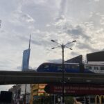 マレーシアに来てしばらくして気づいたのが「あ、この国、本当に車社会なんだなぁ…」ということ。 とにかくみんな、どこに行くにも車！そして駐車場の広さも、日本と比べ