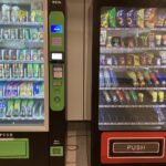 この前、KLCC（クアラルンプール・シティ・センター）に向かう途中、MRTの駅構内を歩いていたら、やたらと目に入ってきたのが…食べ物の自動販売機！ 日本でも飲み