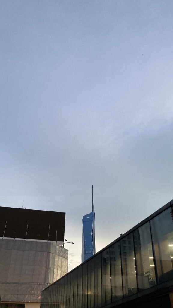 クアラルンプールの街を歩いてい